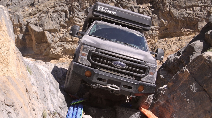 EarthCruiser Terranova crawling over rocks, rugged 4x4